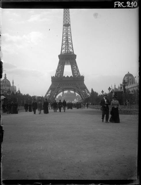 Parigi - Tour Eiffel - particolare della base (negativo) di Rossi, Giovanni Battista (XX)