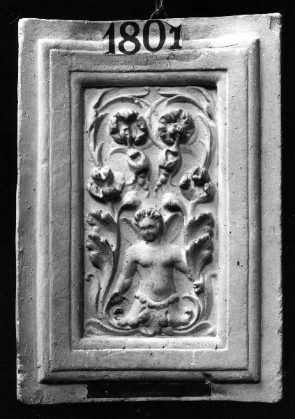 putto alato e motivi floreali (calco) di Lelli Oronzio (bottega) (ultimo quarto sec. XIX)