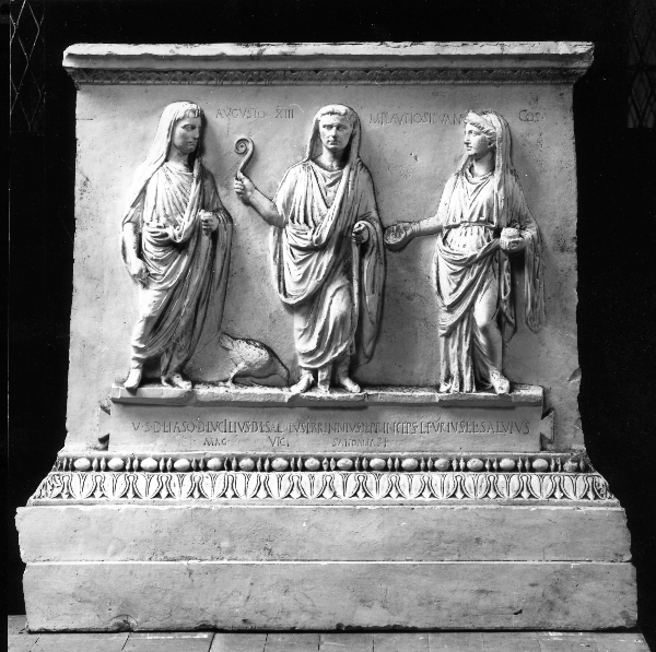 Augusto tra Livia e Tiberio/ Vittoria e trofeo di armi/ i lari di Augusto (calco) di Laboratorio Istituto Statale d'Arte (secondo quarto sec. XX)