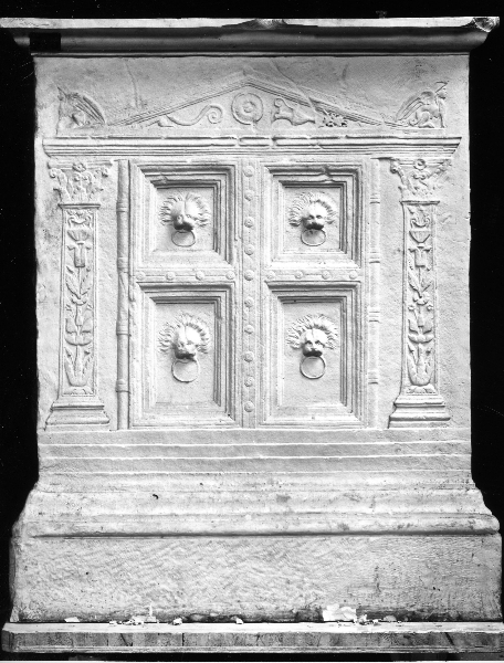 tempio e teste di leone/ alloro e cicogna/ iscrizione (calco) di Laboratorio Istituto Statale d'Arte (secondo quarto sec. XX)