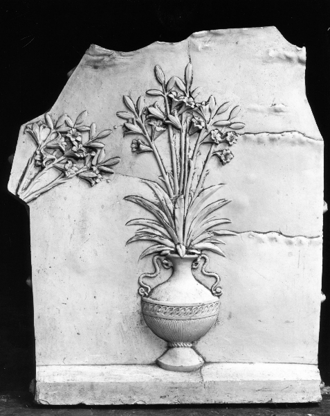 vaso con gigli (calco) di Lelli Oronzio (bottega) (ultimo quarto sec. XIX)