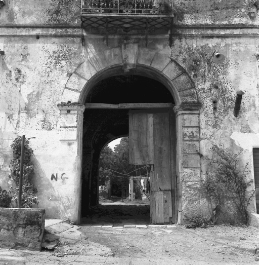Portale - Palazzo Sasso Dal Verme (negativo) di Francesco "Cicciotto" Caso (seconda metà XX)