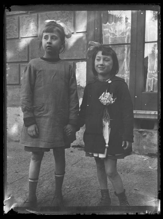 Ritratti fotografici - Fanciulle (negativo) di Carlo Armenio Angrisani (prima metà XX)