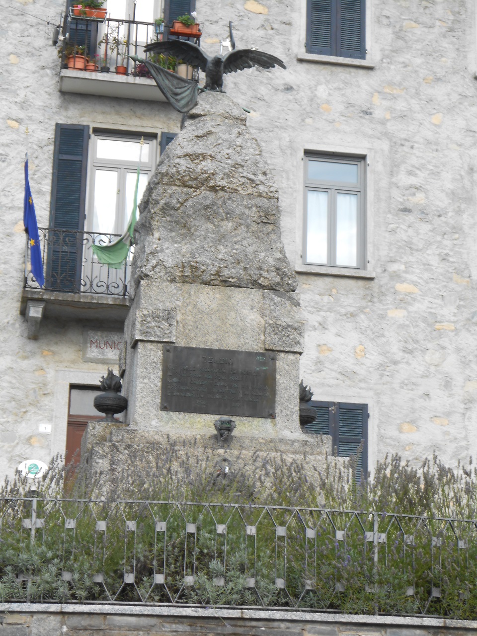 allegoria della Vittoria come aquila con bandiera (monumento ai caduti - a cippo, opera isolata) - ambito italiano (sec. XX)