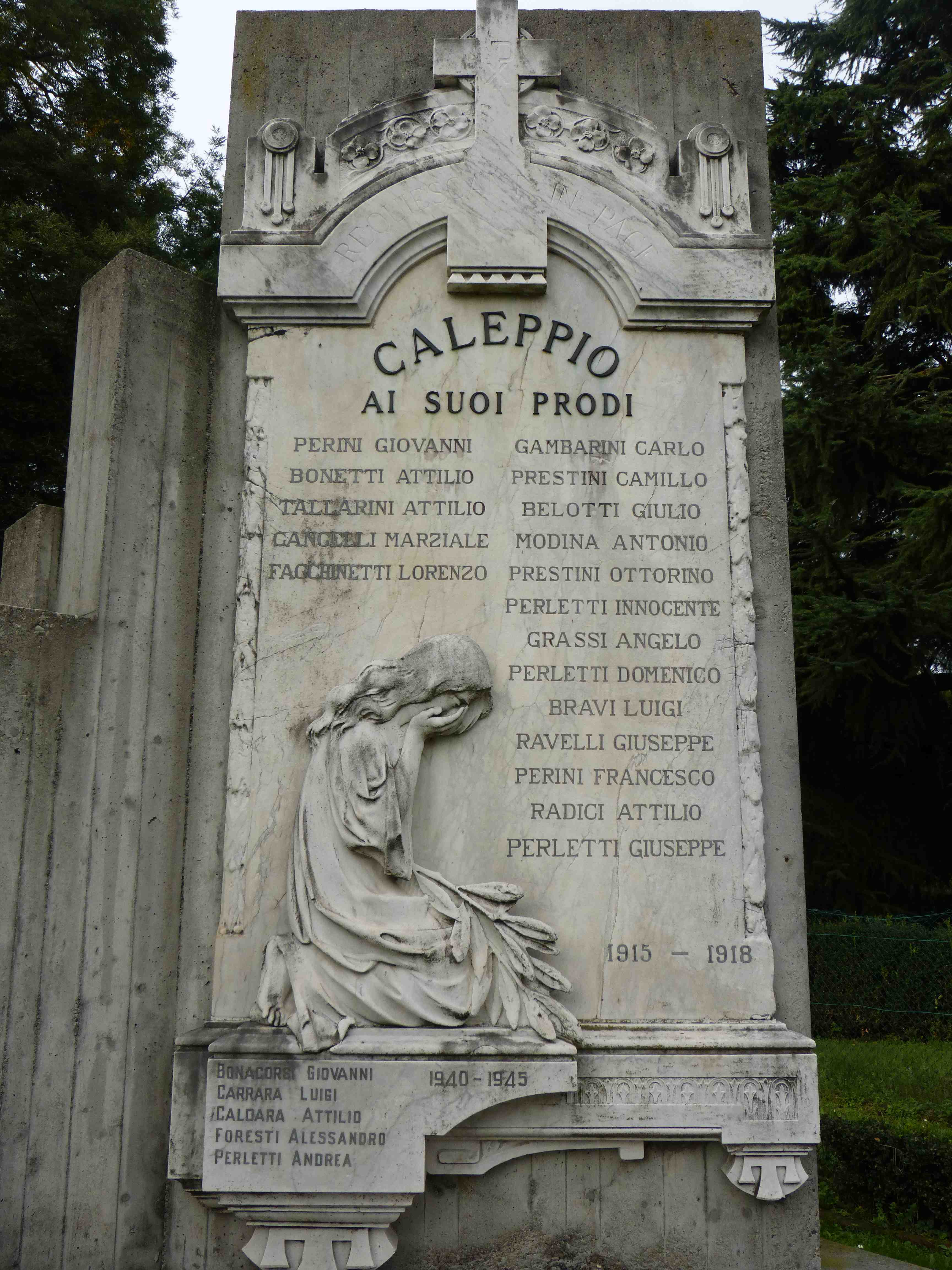 Fanciulla inginocchiata che piange (monumento ai caduti - a lapide, opera isolata) - ambito italiano (prima metà sec. XX)