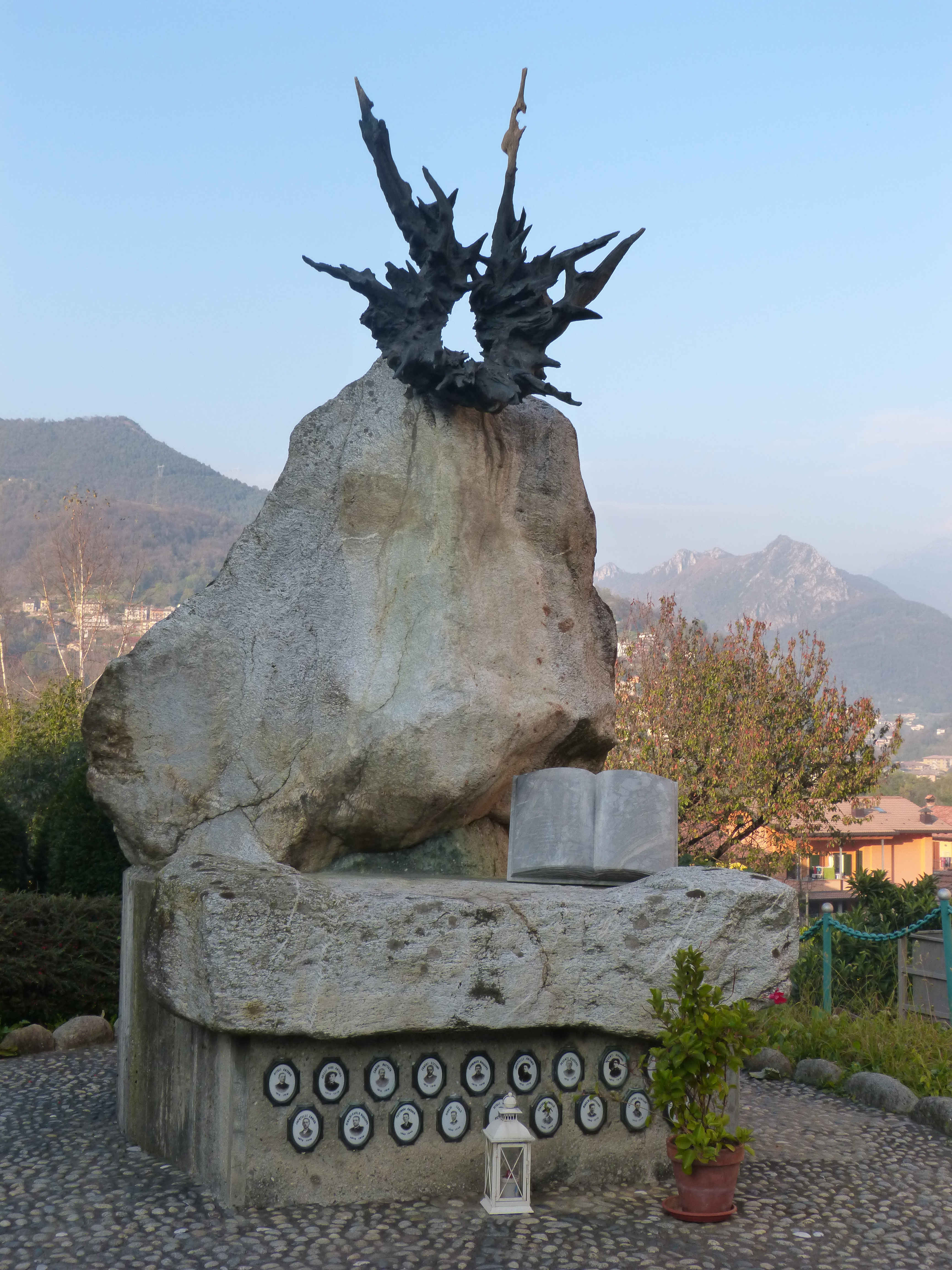 monumento ai caduti - a montagna figurata, opera isolata - ambito italiano (seconda metà sec. XX)