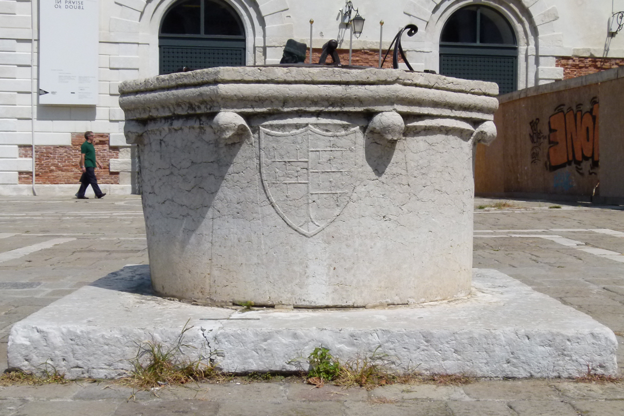 stemma gentilizio, foglie acquatiche (vera da pozzo, opera isolata) - ambito veneziano (seconda metà XV, secc. XIV-XV)