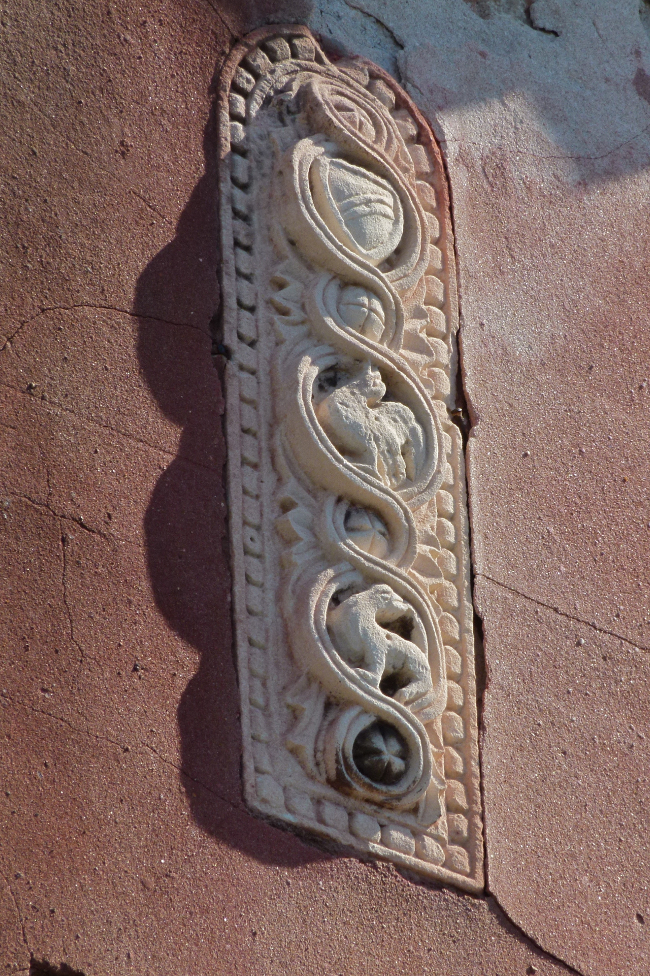 stemma gentilizio e motivi decorativi fitomorfi (rilievo, opera isolata) - ambito veneziano (sec. XIX-XX)
