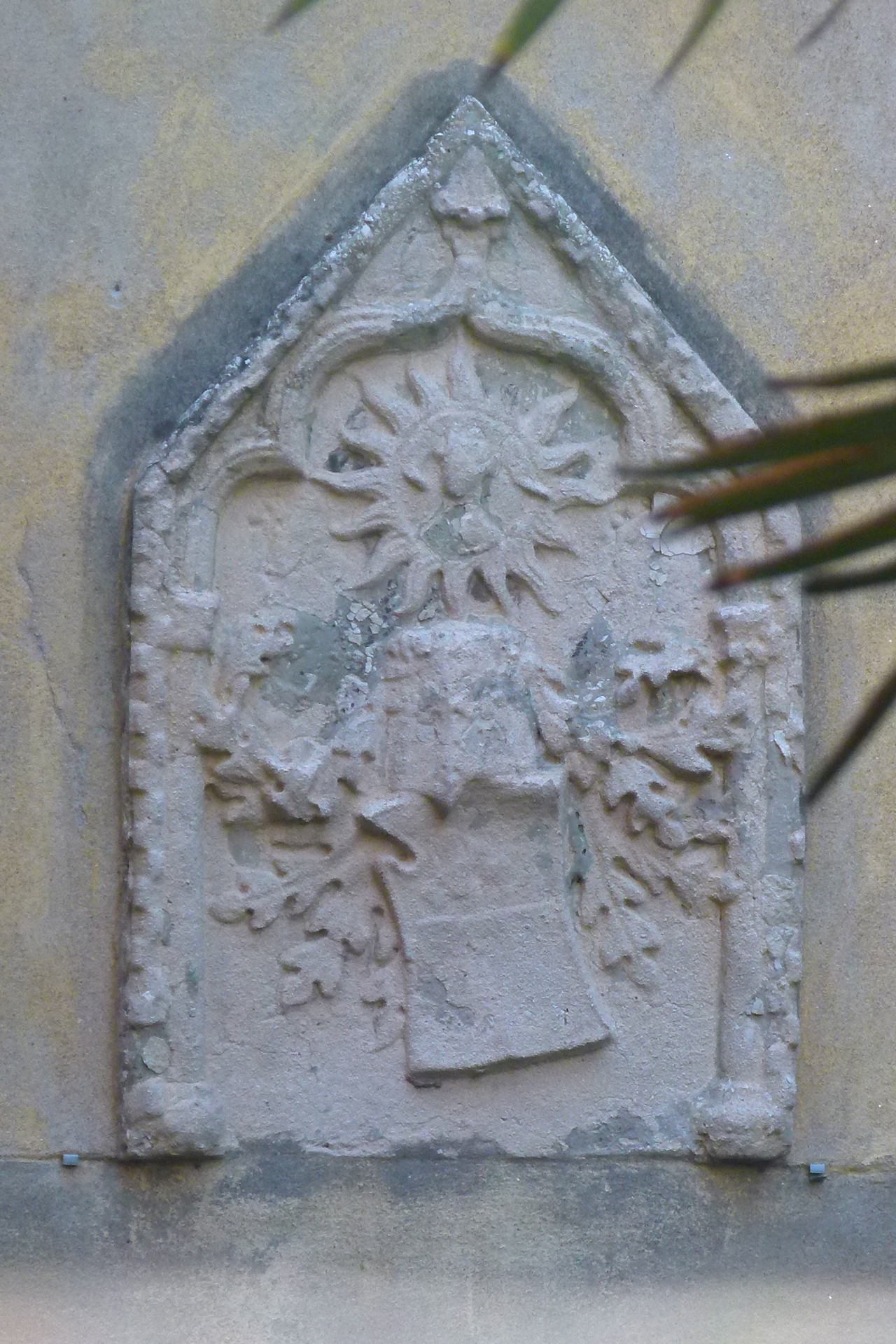 stemma gentilizio, motivi decorativi fogliacei e sole raggiato (rilievo, opera isolata) - ambito veneziano (secc. XIX-XX)
