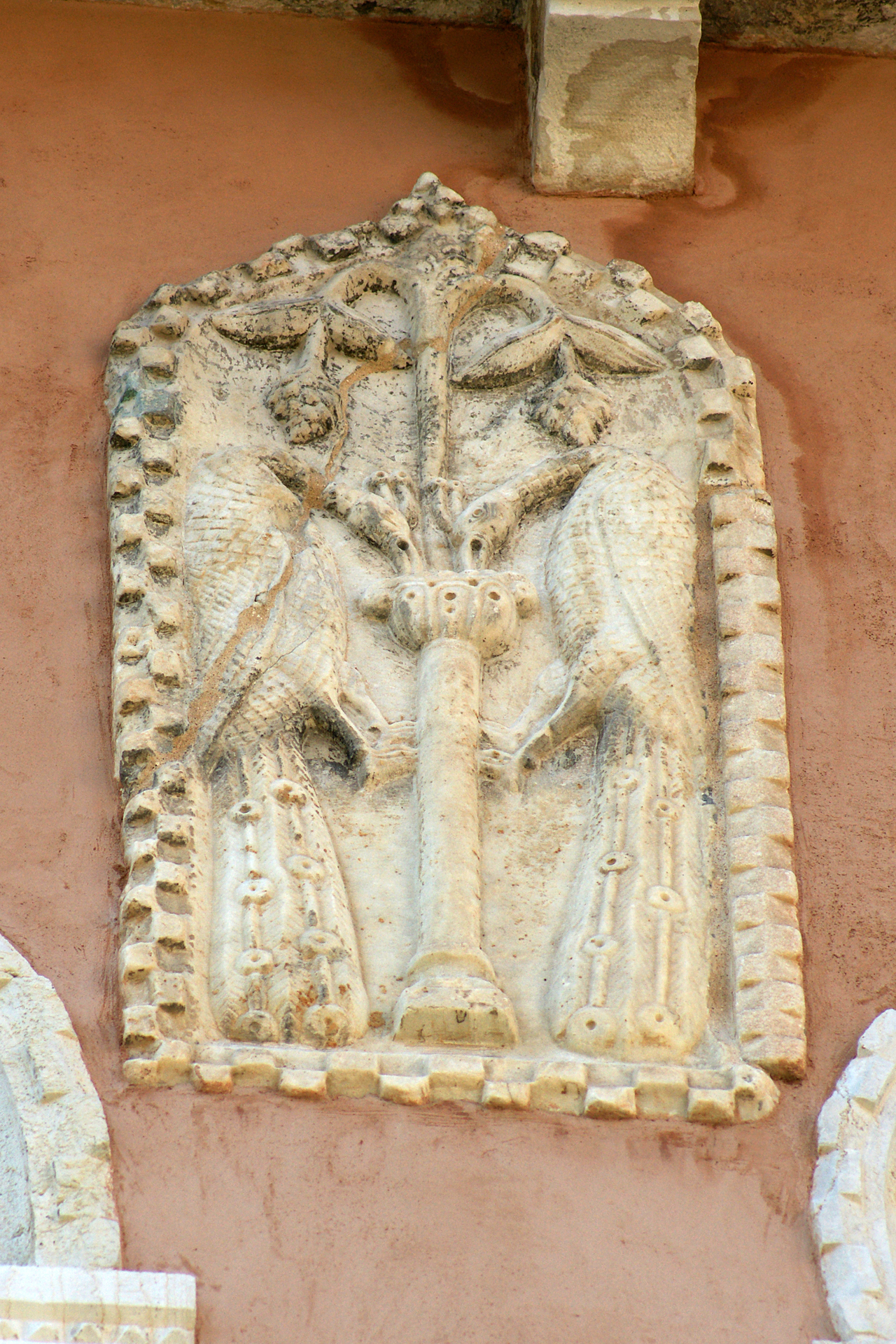 coppia di pavoni; fonte di vita; grappolo d'uva (formella, pendant) - ambito veneziano (sec. XIII)