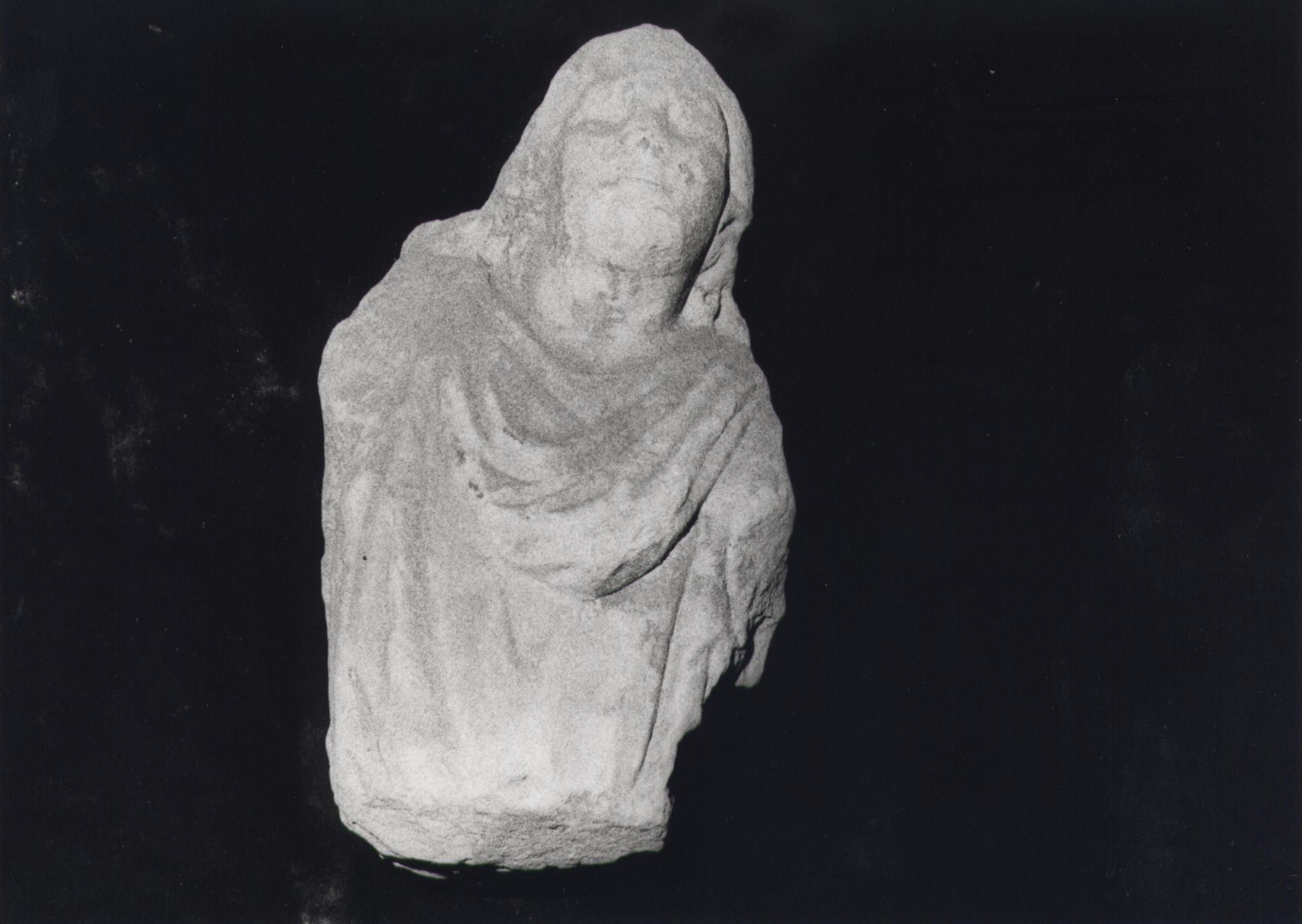 personaggi: personaggio maschile (statua/ frammento) (secc. I d.C./ II d.C)