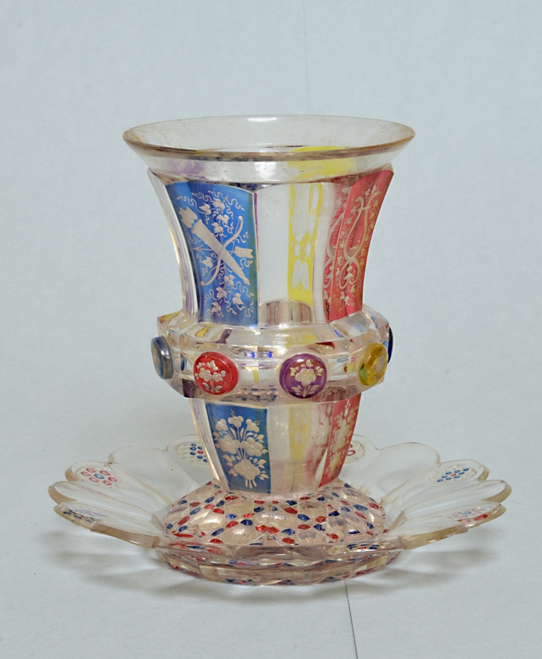 Bicchiere con motivi vegetali, strumenti musicali e da caccia (bicchiere, elemento d'insieme) - bottega tedesca (XVIII-XIX)