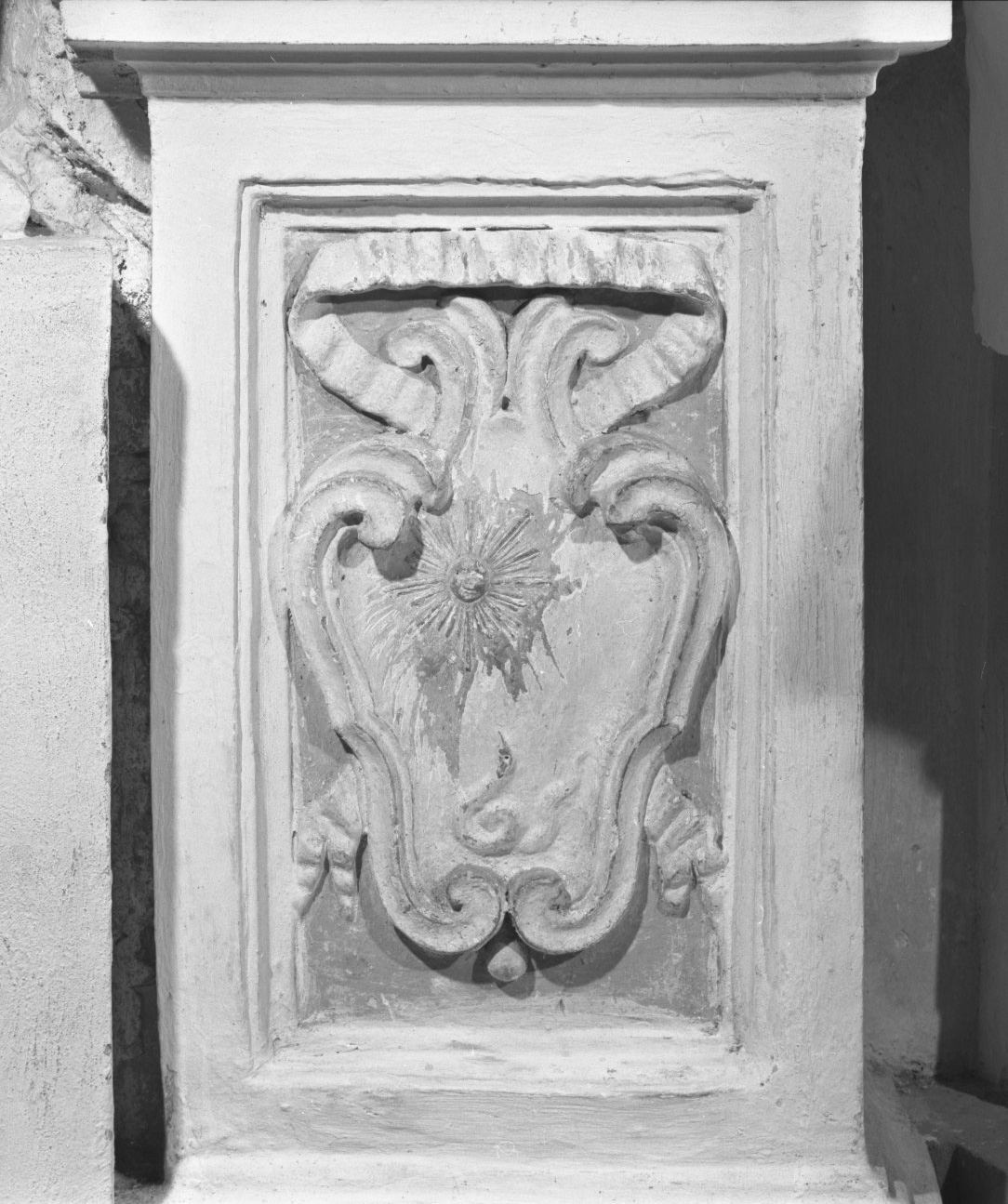 stemma gentilizio (rilievo, serie) - bottega toscana (seconda metà sec. XVIII)