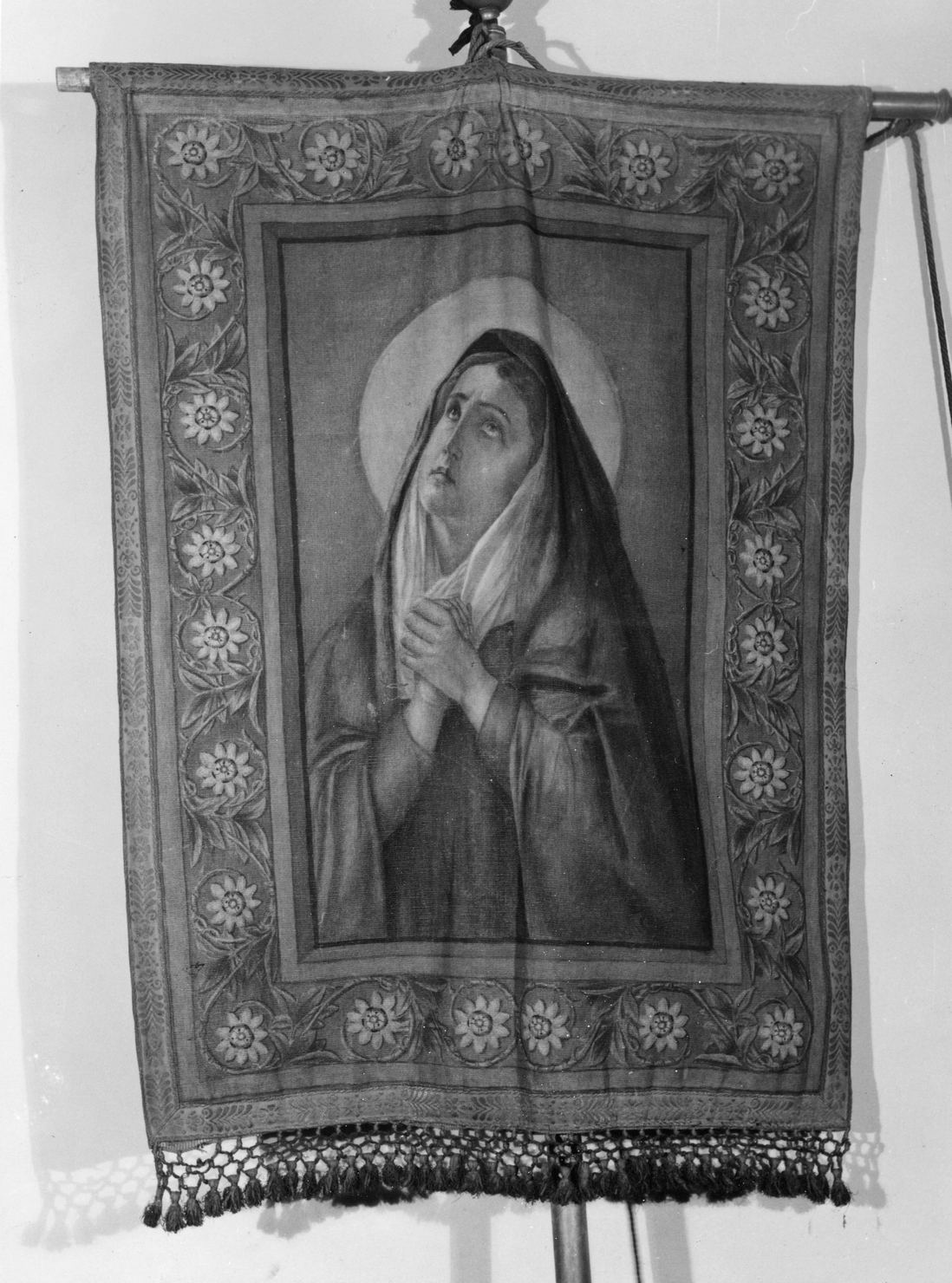 Madonna Addolorata (stendardo processionale) di Aldi Mai Egle (primo quarto sec. XX)