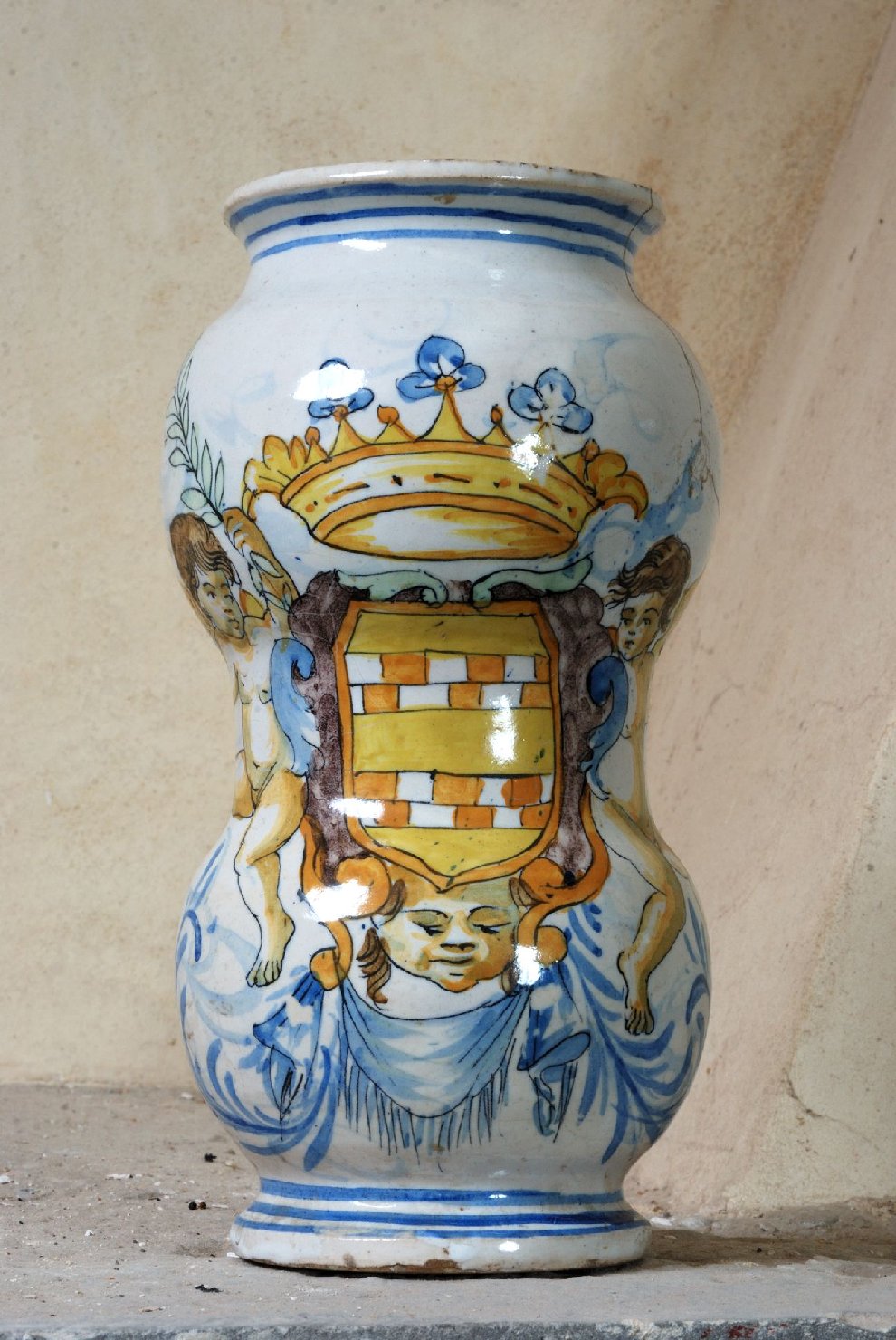 Putti reggistemma (albarello, pendant) - bottega Italia centrale (sec. XVIII)