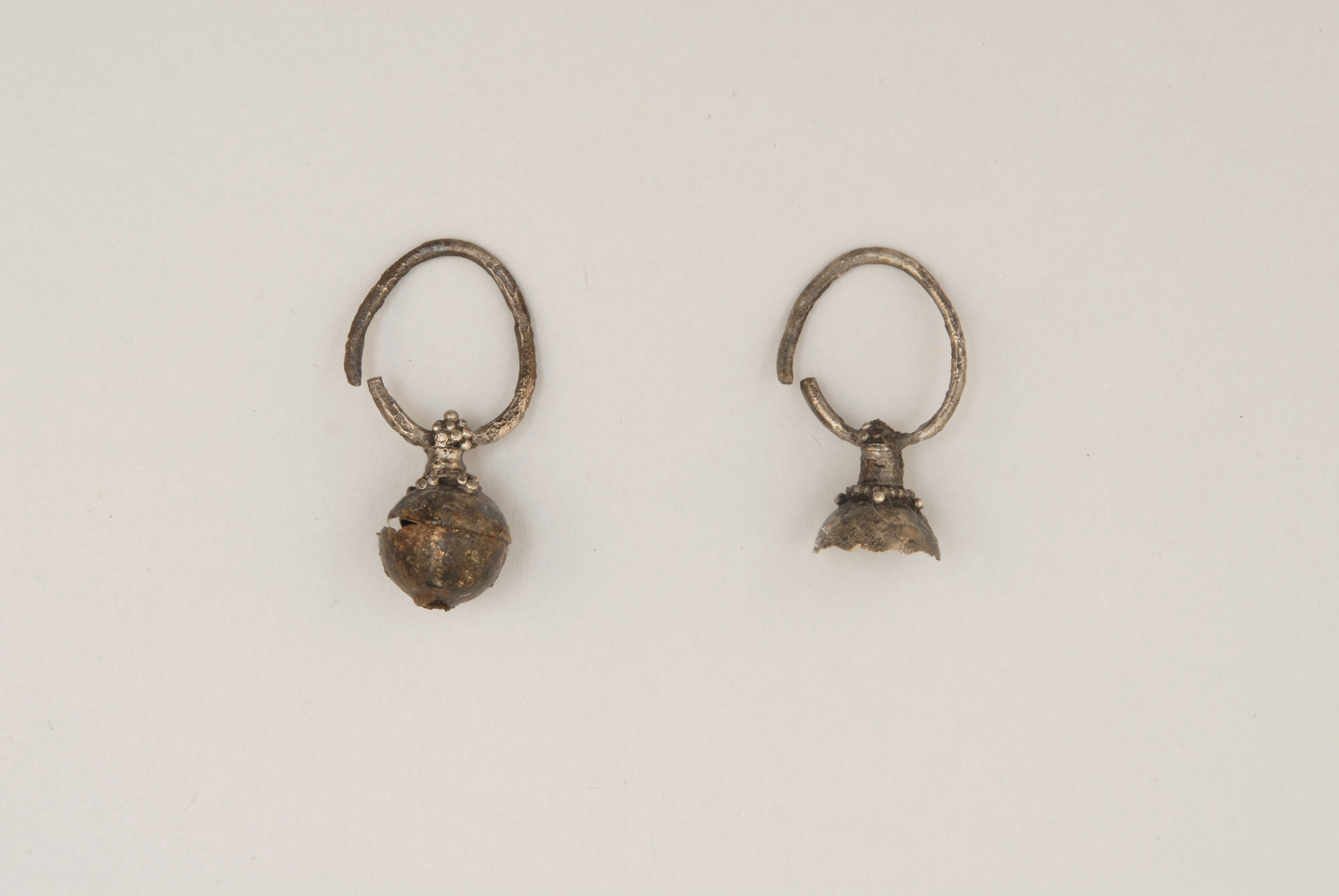 Orecchini, con pendente raccolto - koinè avara (sec. VII d.C)