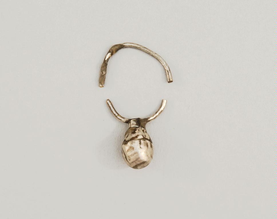 orecchino, con pendente raccolto - koinè avara (prima metà sec. VII d.C)