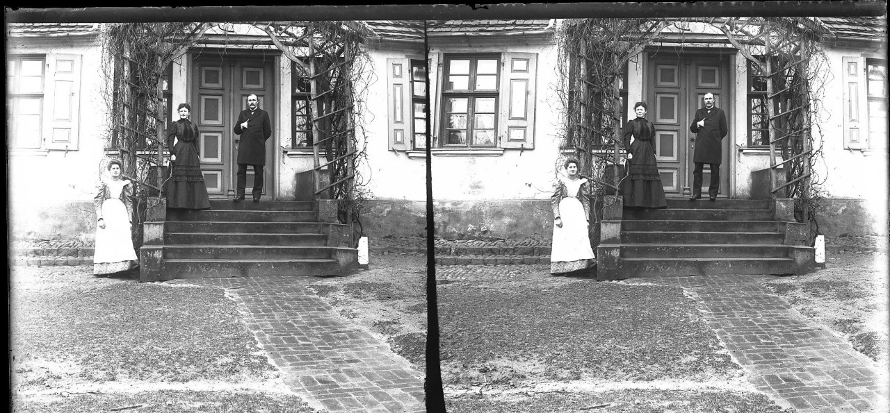 Ritratto di Otto Vermehren e Margherita Papini di fronte all'ingresso di casa (negativo) di Anonimo (fine/ inizio XIX/ XX)