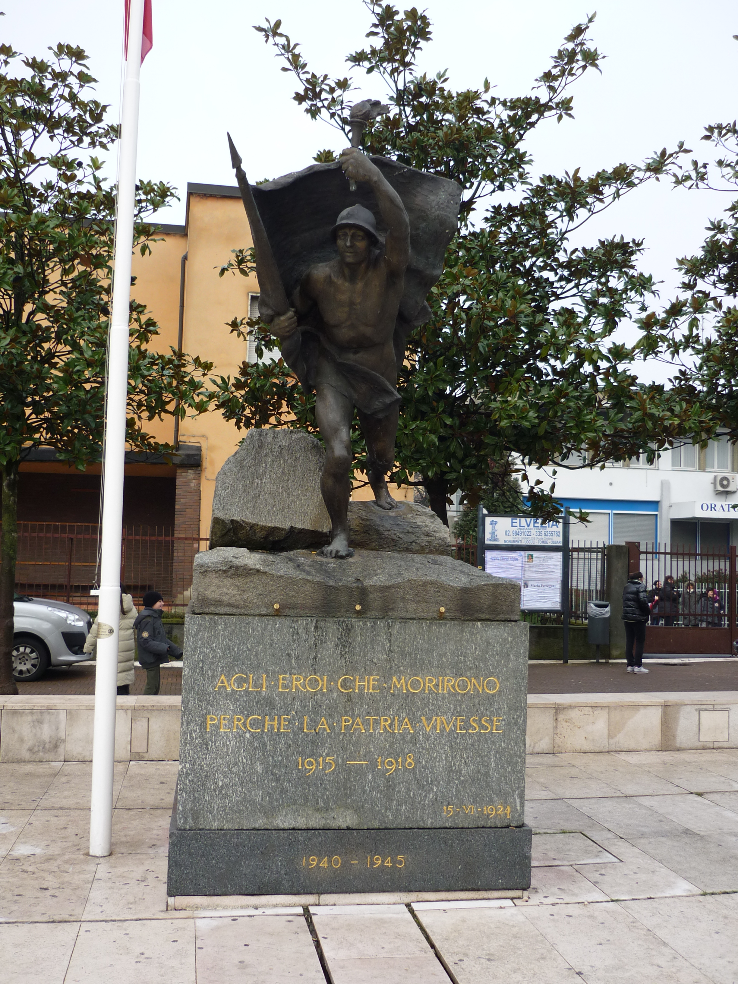 figura di soldato che porta la bandiera (monumento ai caduti - a cippo, opera isolata) di Laforet Alessandro (sec. XX)