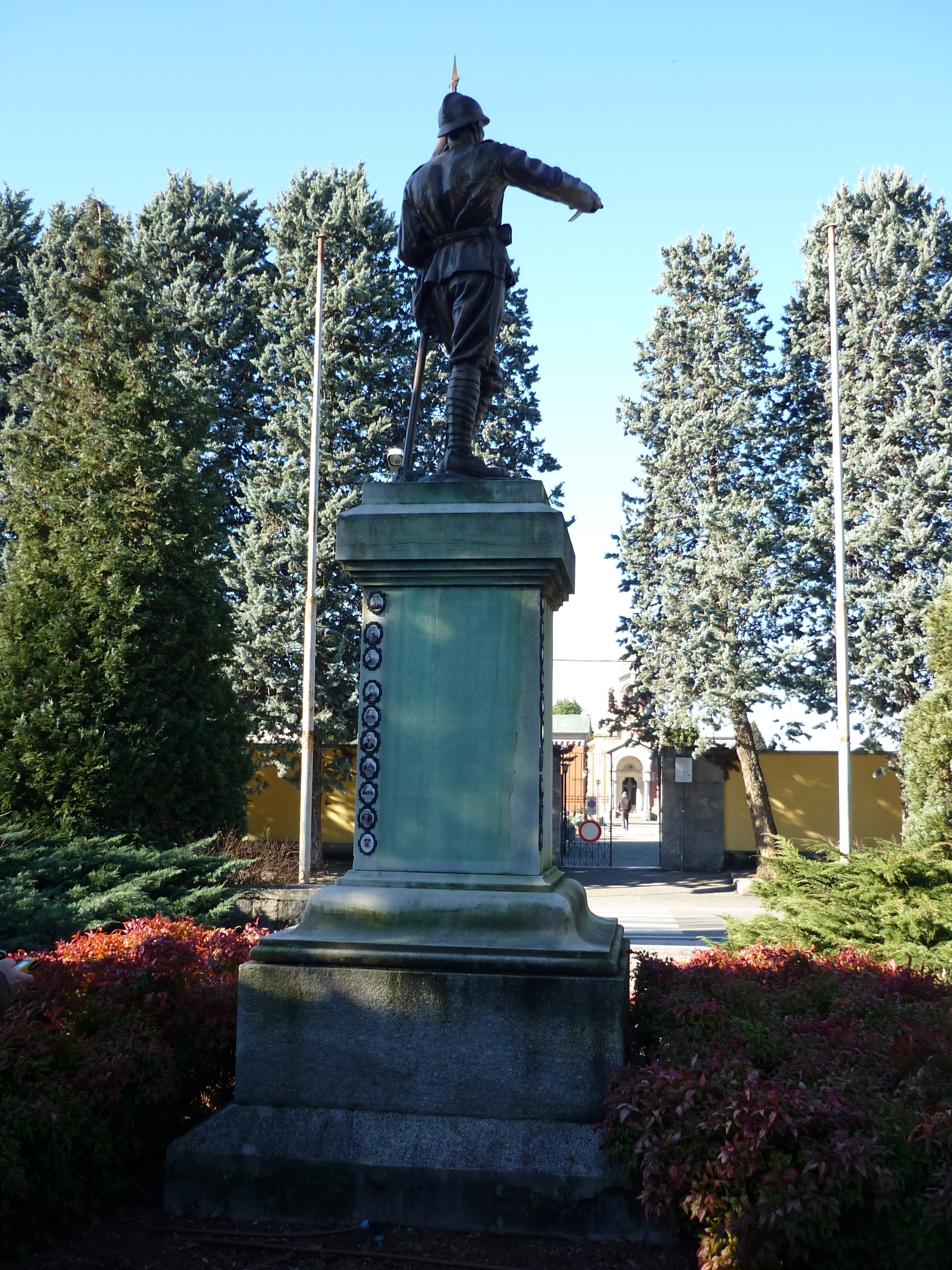 figura di soldato che porta la bandiera (monumento ai caduti - a cippo, opera isolata) di Movalli Vittorio (sec. XX)