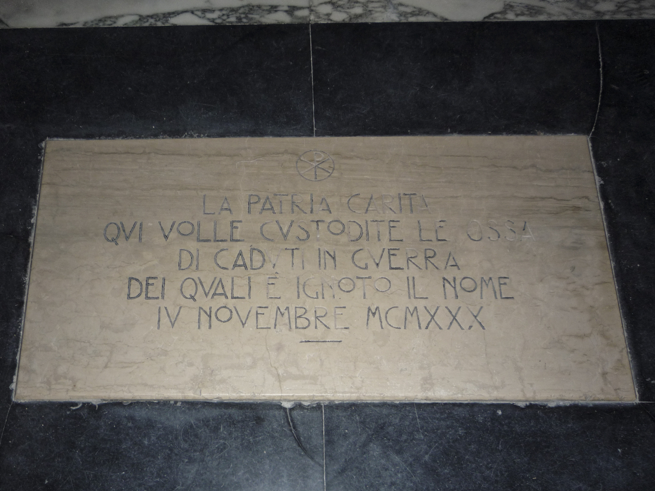 monogramma cristologico (lapide pavimentale) - ambito veneziano (sec. XX)