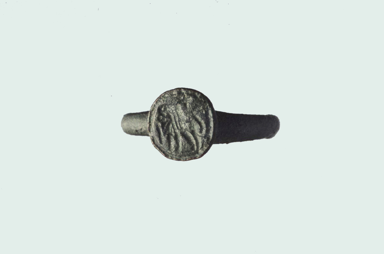 anello con castone circolare (IV sec. a.C./ II sec. a.C)