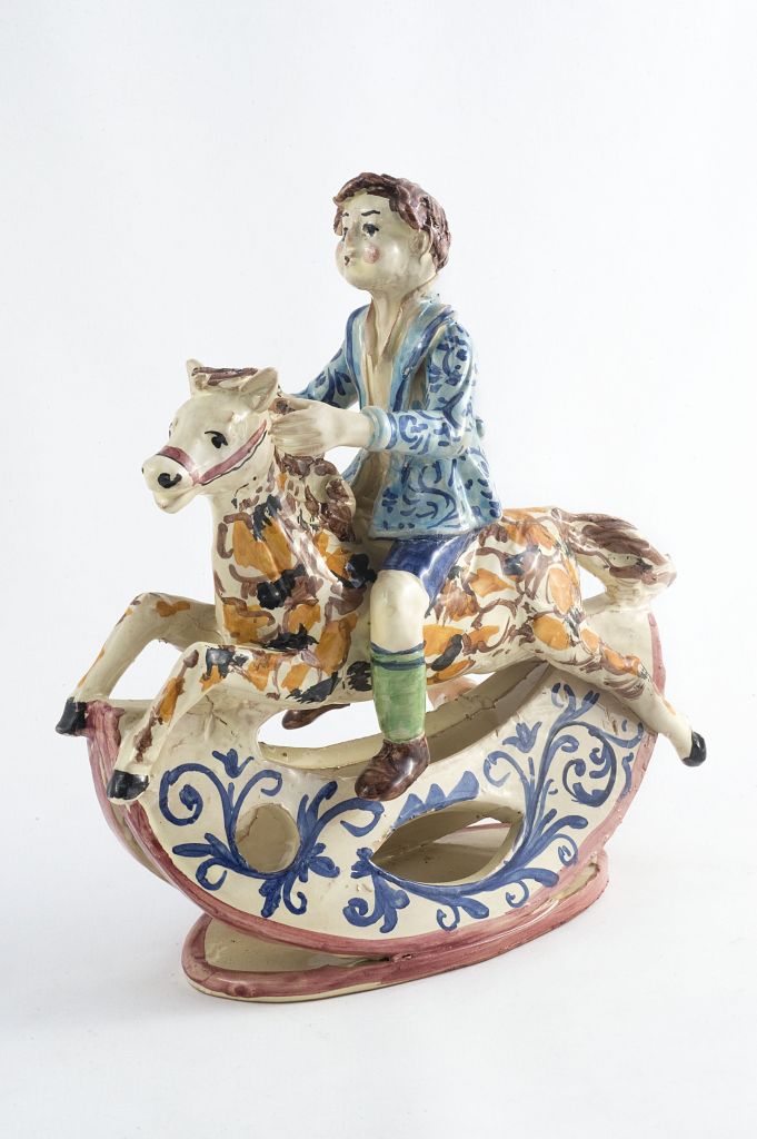 Il cavalluccio a dondolo, bambino su cavallo (fischietto, a fessura interna, strumenti musicali) di Forgia Vincenzo (ceramista) - laboratorio (2004)
