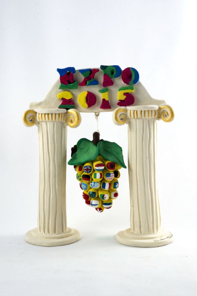 Un grappolo per EXPO, grappolo d'uva con due colonne (fischietto, a fessura interna, strumenti musicali) di Didonna Paolo - laboratorio (2014)