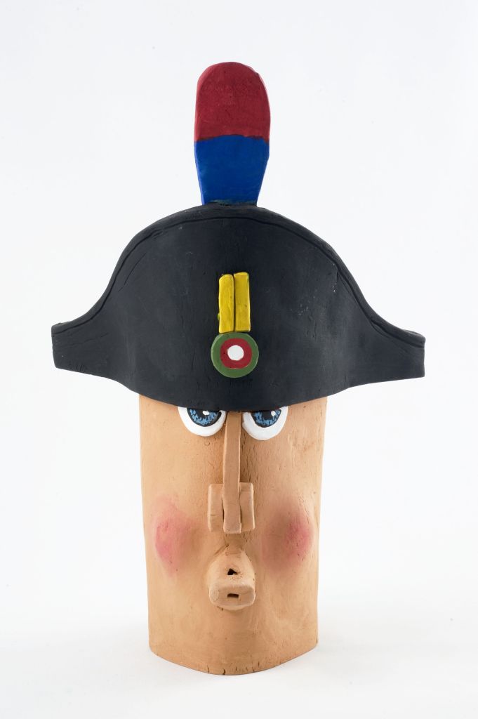Francamente me ne infischio, volto maschile con cappello da carabiniere (fischietto, a fessura interna, strumenti musicali) di Altieri Trifone - laboratorio (2013)