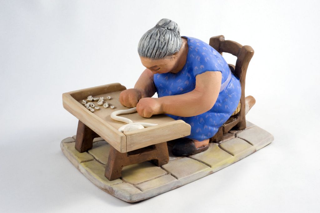 Le orecchiette della nonna, donna seduta e tavolo (fischietto, a fessura interna, strumenti musicali) di Di Gennaro Francesco - laboratorio (2011)