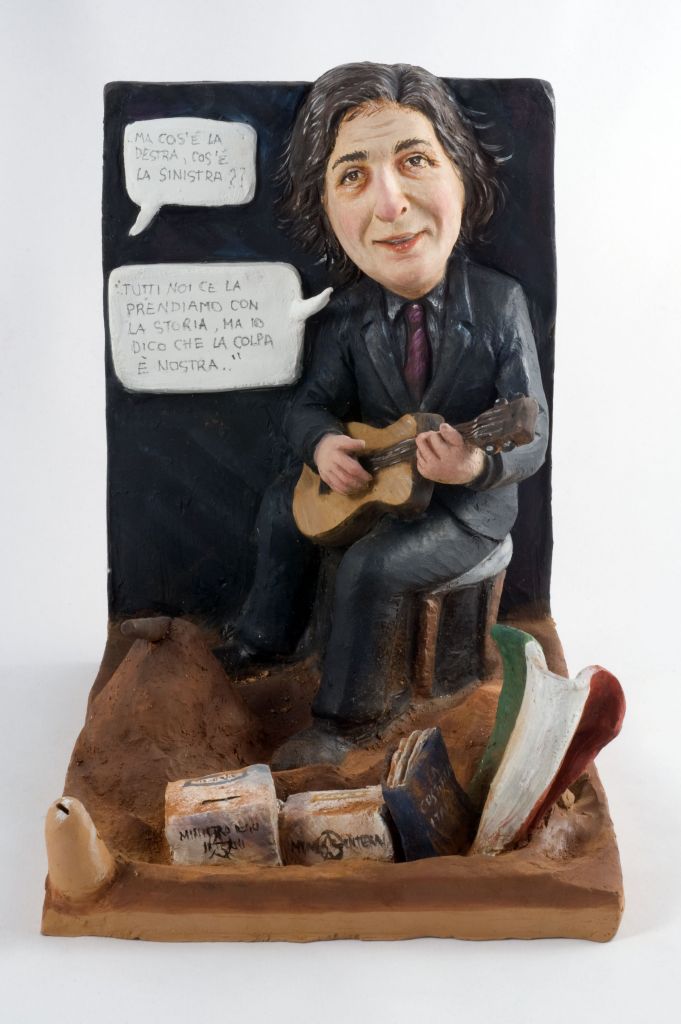 L'ideologia … non lasciamo che tramonti…, uomo con chitarra (fischietto, a fessura interna, strumenti musicali) di Laforgia Francesco (ceramista) - laboratorio (2013)