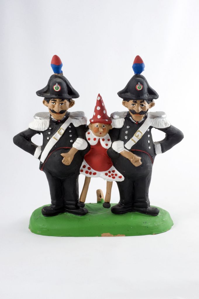 Pimpinieri arrestano Pinocchio, Pinocchio con due carabinieri (fischietto, a fessura interna, strumenti musicali) - laboratorio (2007)