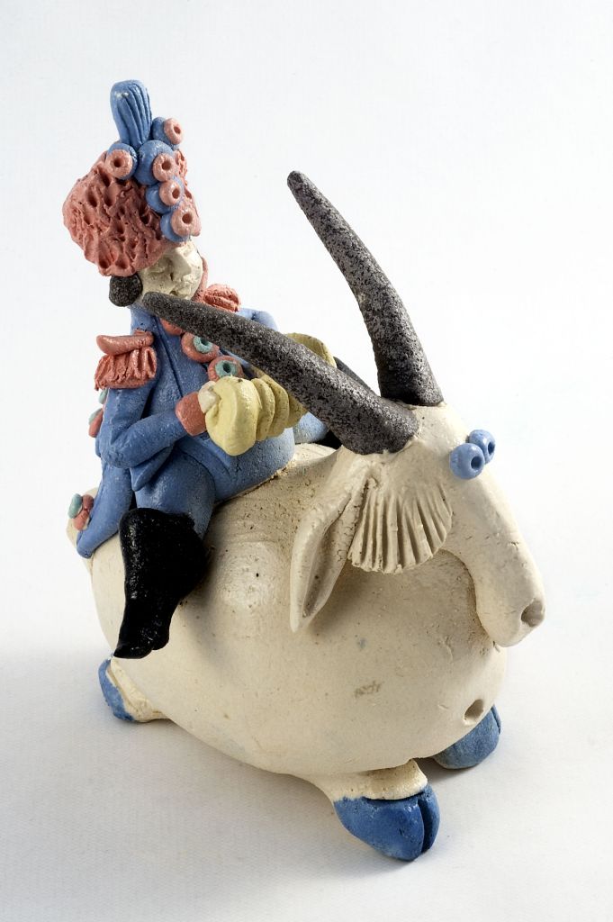 Soldato con stambecco, soldato su stambecco (fischietto, a fessura interna, strumenti musicali) di Poloniato Diego (ceramista) - laboratorio (2010)
