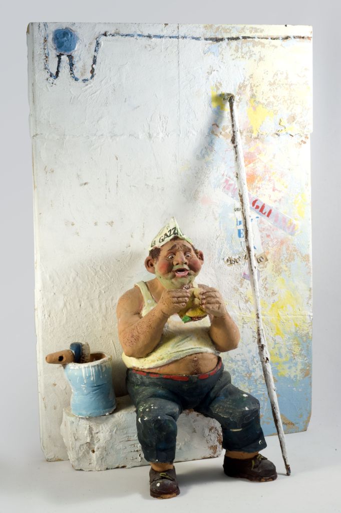 U lattat’r (l’imbianchino), uomo seduto con panino tra le mani (fischietto, a fessura interna, strumenti musicali) di Moccia Vito (ceramista) - laboratorio (1992)