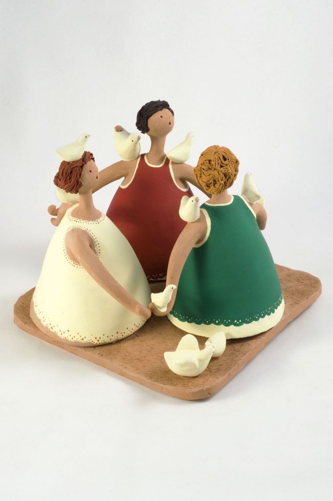 Sorelle d'Italia, tre figure femminili in cerchio con uccelli (fischietto, a fessura interna, strumenti musicali) di Pasqua Cassano (ceramista) - laboratorio (2010)
