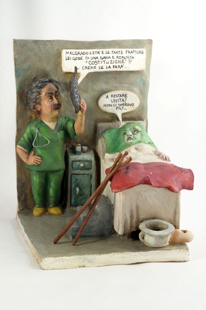 Incidenti di percorso, infermiere e figura femminile in un letto (fischietto, a fessura interna, strumenti musicali) di Laforgia Francesco (ceramista) - laboratorio (2010)