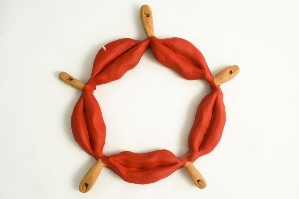 Baciati dalla fortuna, serie di labbra con fischietti (fischietto, a fessura interna, strumenti musicali) di Lezza Maria Rosaria - laboratorio (2009)