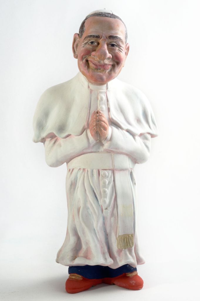 I papi "scacciacrisi", figura maschile in vesti da papa (fischietto, a fessura interna, strumenti musicali) di Leone Pietro (ceramista) - laboratorio (2009)