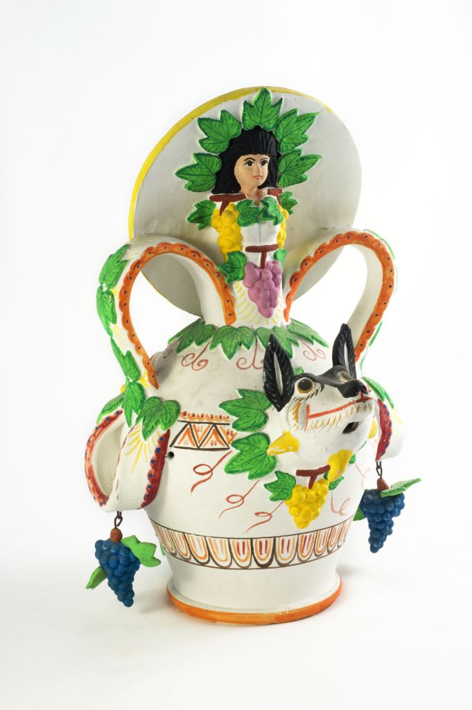 Donna con abito tradizionale, anfora (fischietto, a fessura interna, strumenti musicali) di Lasorella Filippo (ceramista) - laboratorio (1990)