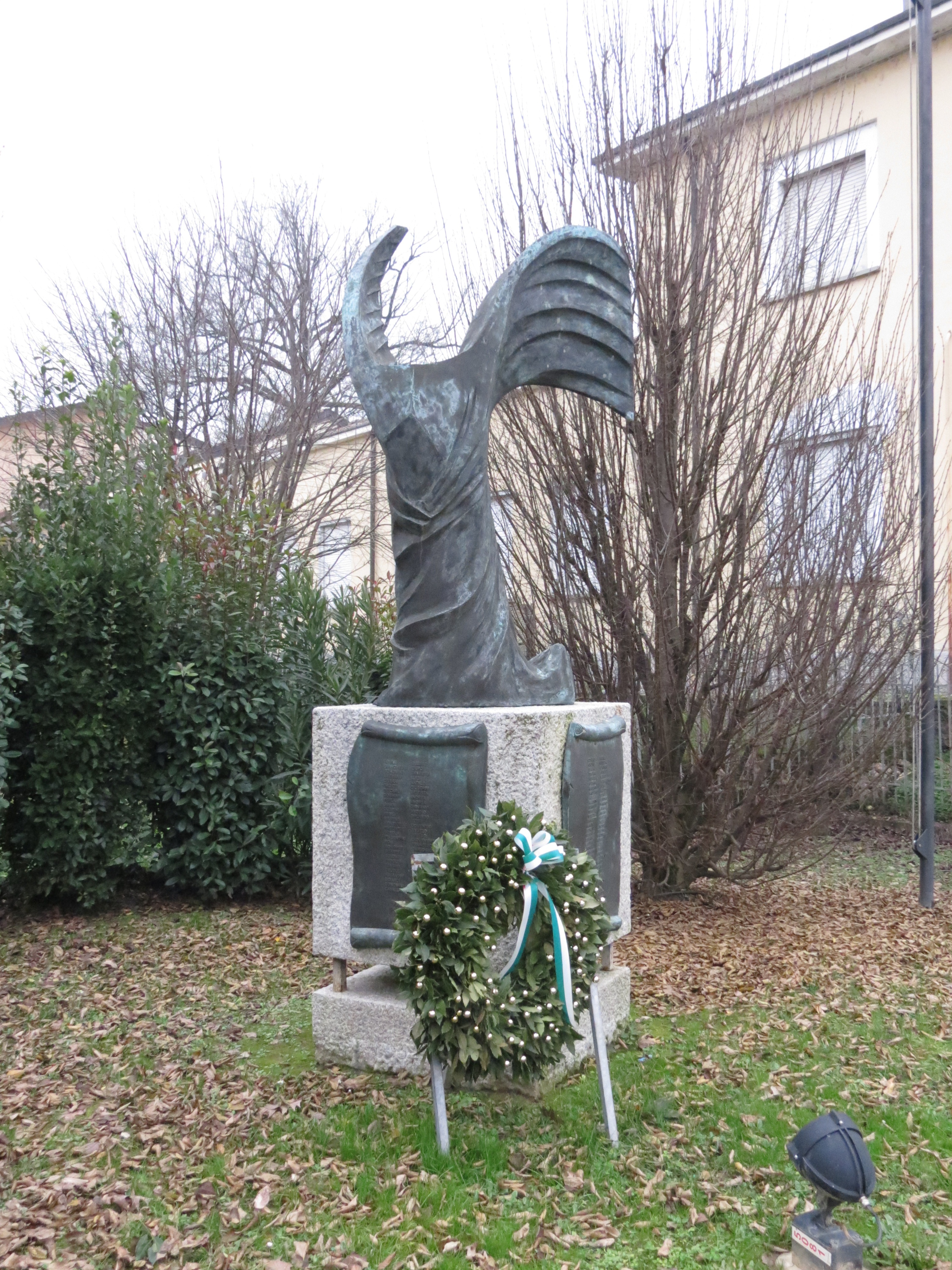 Allegoria della Vittoria (monumento ai caduti - a cippo) di Fayer Carlo, Fonderia Artistica Boccacci (sec. XX)