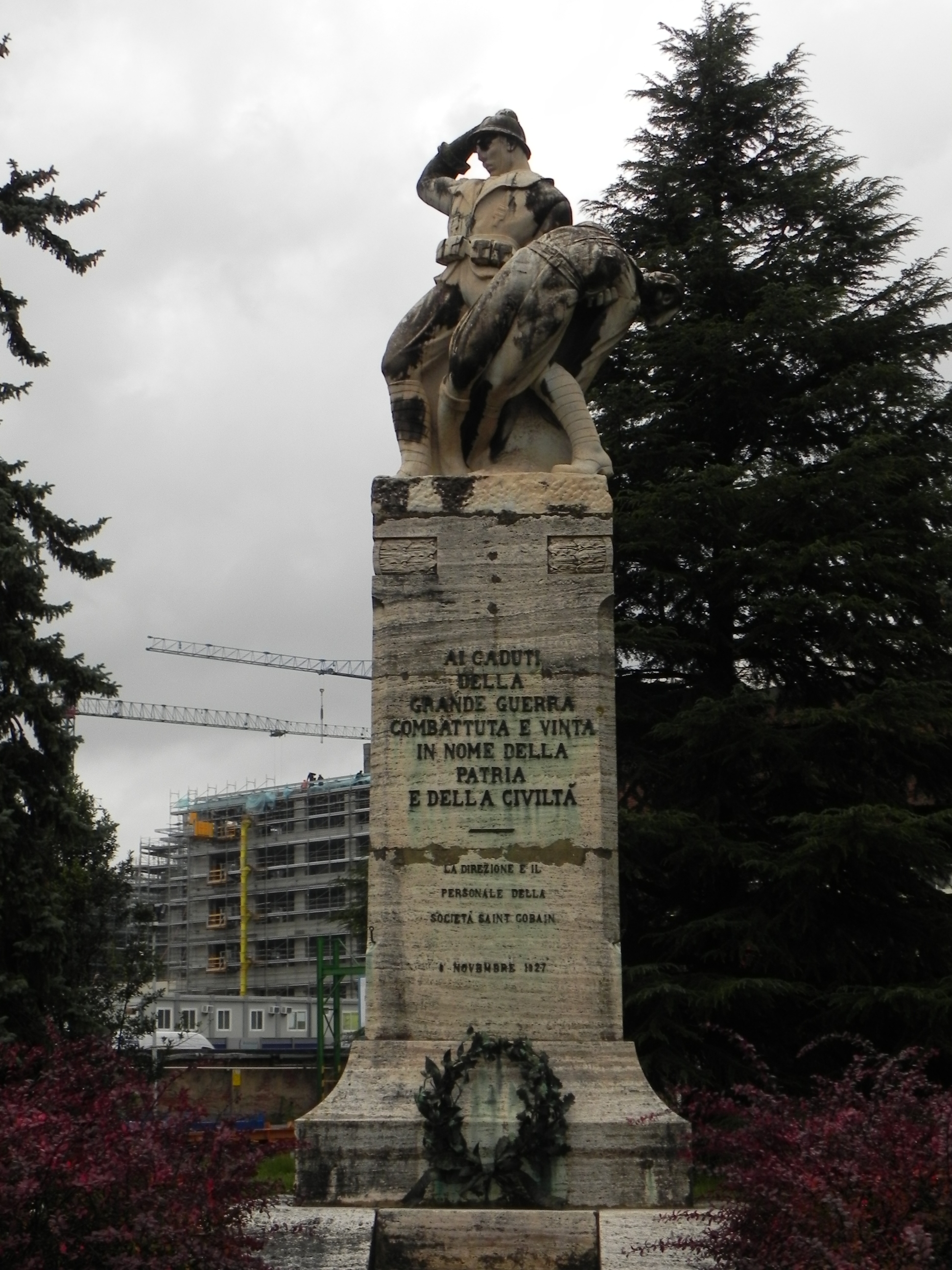 allegoria della morte del soldato (monumento ai caduti - a cippo, opera isolata) di Frattini Zoraldo (attribuito) (sec. XX)