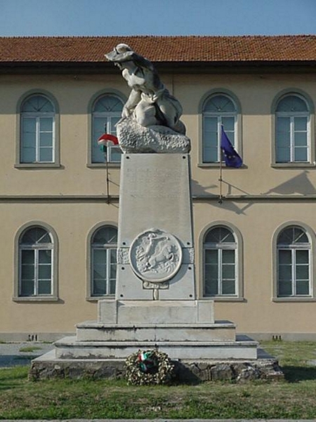 monumento ai caduti della prima guerra mondiale, figura di soldato in combattimento, Allegoria della Vittoria (monumento ai caduti - a cippo) di Frattini Zoraldo (attribuito) - ambito toscano (sec. XX)