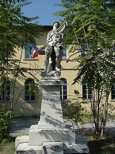 Figura di soldato che porta la bandiera (monumento ai caduti - a cippo) di Dell'Amico Antonio (attribuito) - ambito toscano (sec. XX)