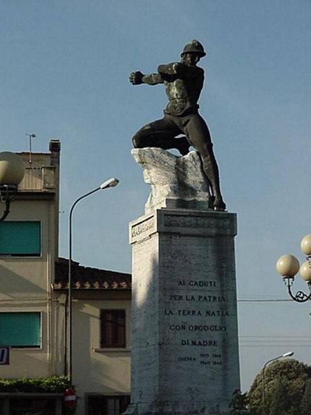 figura di soldato in combattimento (monumento ai caduti - a cippo, opera isolata) di Frattini Zoraldo (attribuito) (prima metà sec. XX)