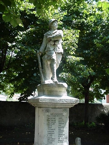 monumento ai caduti della prima guerra mondiale, figura di soldato in combattimento (monumento ai caduti - a cippo) di Morelli Francesco (attribuito) - ambito toscano (sec. XX)