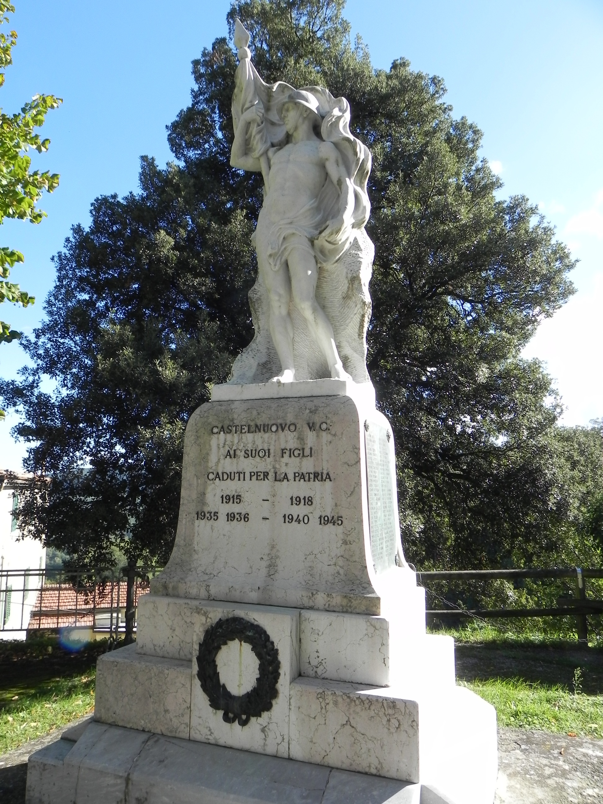 figura di soldato che porta la bandiera (monumento ai caduti - a cippo) - Caluri Giulio (sec. XX)