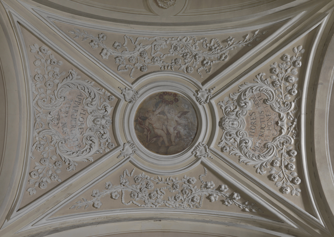 angioletti con ghirlanda di fiori e rosari (decorazione plastico-pittorica) - ambito Italia centro-meridionale, ambito laziale (XVIII)