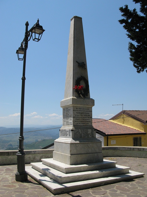 elementi decoratvi con elmo, armi e ramo di alloro (monumento ai caduti - ad obelisco) - ambito Italia meridionale (sec. XX)