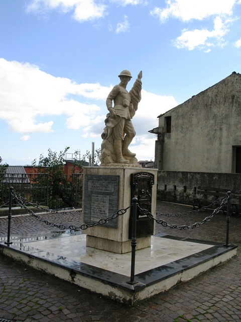 figura di soldato che porta la bandiera (monumento ai caduti - a cippo) - ambito italiano, ambito America meridionale (sec. XX)