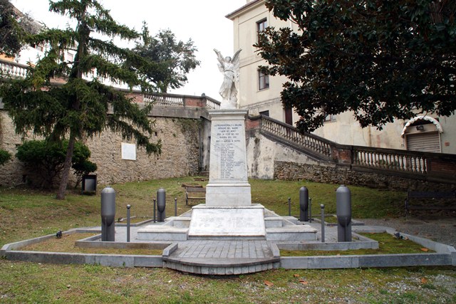 allegoria della Vittoria come donna vestita all'antica (monumento ai caduti - a pilo) di Ditta Giordano e Figli (sec. XX)